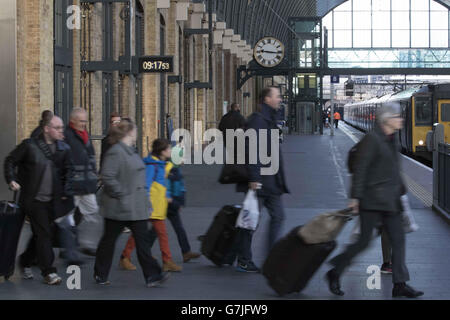 Les navetteurs de la gare principale de Kings Cross à Londres, le jour où une nouvelle hausse des prix du tarif ferroviaire a été introduite. Banque D'Images