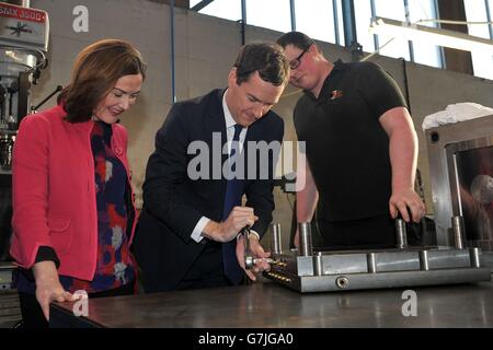 Le chancelier George Osborne (au centre) et le candidat parlementaire conservateur de Telford Lucy Allan (à gauche) rencontrent l'apprenti Jack Betts (à droite) lors d'une visite à LVS Small Plastic Parts à Telford, où M. Osborne a lancé le premier poster de campagne des conservateurs. Banque D'Images