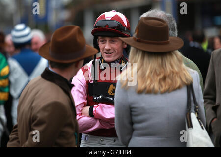 Jockey Sam Twiston-Davies (au centre) dans l'anneau de parade avant Sa promenade sur Arzal dans la colline William - in L'obstacle des novices de l'App Store Banque D'Images