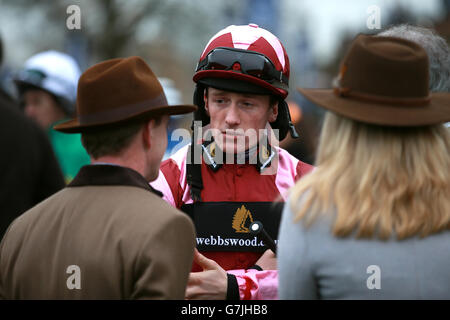 Jockey Sam Twiston-Davies (au centre) dans l'anneau de parade avant Sa promenade sur Arzal dans la colline William - in L'obstacle des novices de l'App Store Banque D'Images