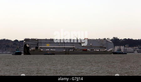 Le porte-voiture Hoegh Osaka, près de Lee-on-the-Solent, dans le Hampshire, est remorqué en position de retenue après avoir flotté à nouveau sur la marée haute. Banque D'Images