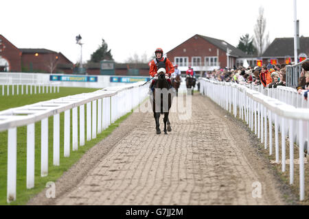 Courses hippiques - Hippodrome de Cheltenham.Jockey Sam Twiston-Davies sur comme de Mee après l'obstacle de Neptune Investment Management novices Banque D'Images