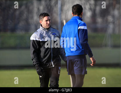 Football - Oldham Athletic FC.Lee Johnson, directeur d'Oldham, pendant une séance de formation. Banque D'Images