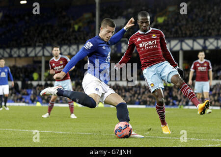 Soccer - FA Cup - troisième tour - Everton contre West Ham United - Goodison Park.Ross Barkley, d'Everton, prend le train Enner Valencia, de West Ham United Banque D'Images