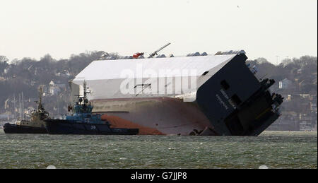 Le porte-voiture Hoegh Osaka, près de Lee-on-the-Solent, dans le Hampshire, est remorqué en position de retenue après avoir flotté à nouveau sur la marée haute. Banque D'Images