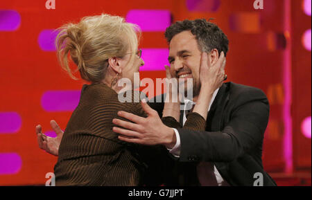 Meryl Streep et Mark Ruffalo pendant le tournage du Graham Norton Show aux London Studios, dans le centre de Londres. Banque D'Images