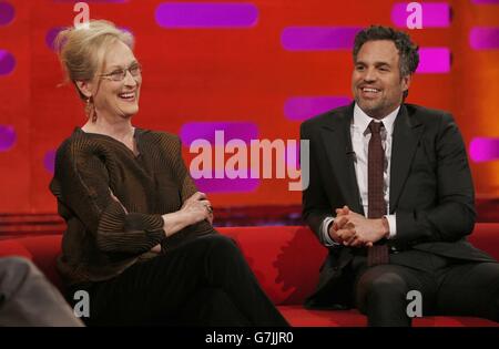 Meryl Streep et Mark Ruffalo pendant le tournage du Graham Norton Show aux London Studios, dans le centre de Londres. Banque D'Images