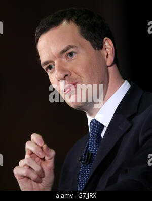 Le chancelier George Osborne prononce un discours devant les chefs d’entreprise lors d’une conférence dans les studios de télévision Old Granada de Manchester. Banque D'Images