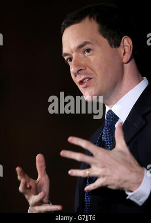 Le chancelier George Osborne prononce un discours devant les chefs d’entreprise lors d’une conférence dans les studios de télévision Old Granada de Manchester. Banque D'Images