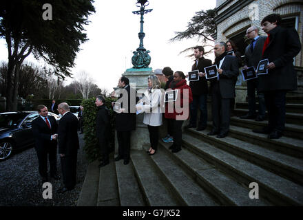 M. Bault, Ambassadeur de France en Irlande, à son arrivée à l'Ambassade de France à Dublin, pour signer le livre de condoléances aux victimes de la fusillade au magazine satirique français Charlie Hebdo à Paris. Banque D'Images