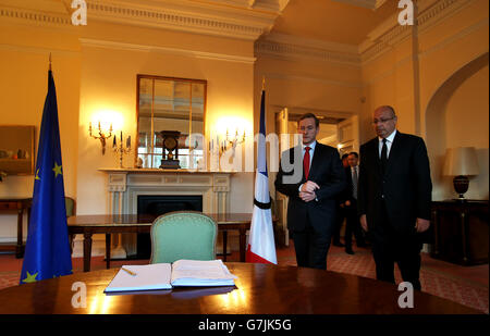 M. Bault, Ambassadeur de France en Irlande, à son arrivée à l'Ambassade de France à Dublin, pour signer le livre de condoléances pour les fusillades au magazine satirique français Charlie Hebdo à Paris. Banque D'Images