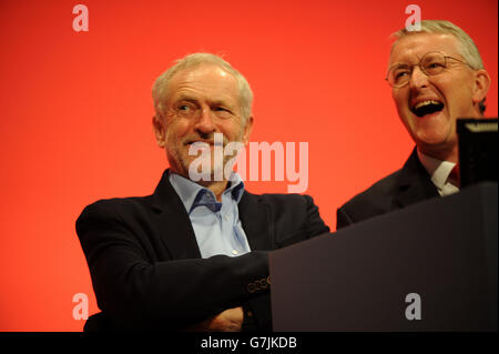 Jeremy Corbyn MP, nouveau chef du parti travailliste, à l'écoute de conférence, les discussions avec Hilary Benn MP. Banque D'Images