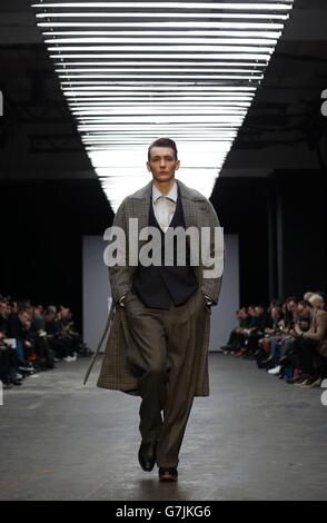 Un modèle sur la passerelle pendant le spectacle E. Tautz, qui fait partie du British Fashion Council London Collections: Men automne/hiver 15, tenu à l'ancien bureau de tri. Banque D'Images