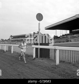 Athlétisme - Jim Hogan en formation - Kempton Park, Middlesex.Le coureur britannique de 10 000 m Jim Hogan, qui préfère courir pieds nus, s'entraîne pour les Jeux olympiques du Mexique sur la piste de course de Kempton Park. Banque D'Images