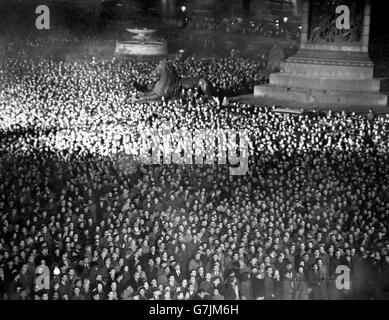 Les foules à Trafalgar Square attendent les résultats de l'élection générale. Banque D'Images