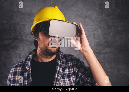 Ingénieur de construction avec lunettes VR Projet de construction, la gestion 3D technologie futuriste le cyberespace en architecture Banque D'Images