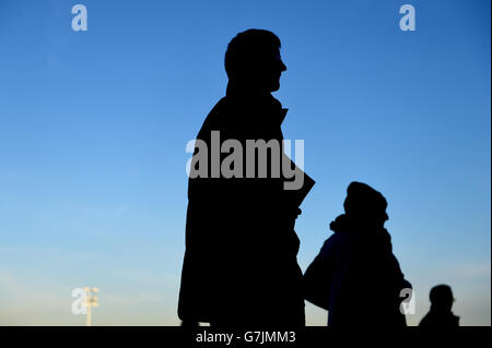 Des pilotes silhouettés attendent le début de la course à l'hippodrome de Kempton Banque D'Images