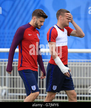 L'Angleterre Adam Lallana (à gauche) et Jamie Vardy pendant une session de formation au stade de Bourgogones, Chantilly. ASSOCIATION DE PRESSE Photo. Photo date : dimanche 26 juin 2016. Voir l'ACTIVITÉ DE SOCCER histoire de l'Angleterre. Crédit photo doit se lire : Mike Egerton/PA Wire. RESTRICTIONS : Utiliser l'objet de restrictions. Usage éditorial uniquement. Les ventes de livres et de magazines autorisée s'est pas uniquement consacré à chaque joueur/équipe/match. Pas d'utilisation commerciale. Appelez le  +44 (0)1158 447447 pour de plus amples informations. Banque D'Images