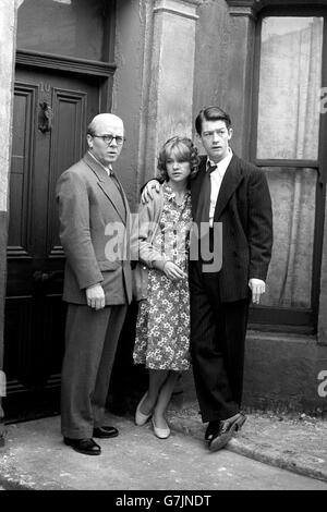 (l-r) Richard Attenborough, Judy Geeson et John Hurt, qui sont les vedettes du film 10 Rillington place. Banque D'Images