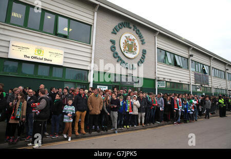 Les fans de Yeovil Town font la queue devant le sol avant la coupe FA, troisième match au parc Huish, Yeovil. Banque D'Images