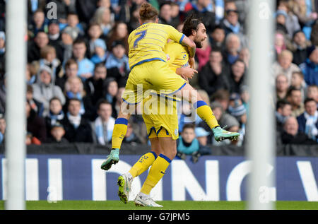 Atdhe Nuhiu, de Sheffield Wednesday, célèbre le premier but de ses équipes contre Manchester City avec Stevie May, lors de la FA Cup, troisième partie au Etihad Stadium de Manchester. Banque D'Images