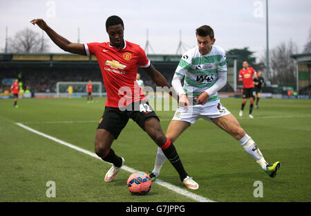 Kevin Dawson (à droite) de Yeovil Town et Tyler Blackett (à gauche) de Manchester United se battent pour le ballon lors de la coupe FA, troisième match rond à Huish Park, Yeovil. Banque D'Images