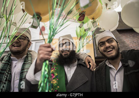 Les membres de la mosquée Easton Jamia Masjid, également connue sous le nom de mosquée Easton, prennent part à une procession religieuse célébrant l'anniversaire du prophète Mahomet, dans les rues d'Easton, Bristol. Banque D'Images