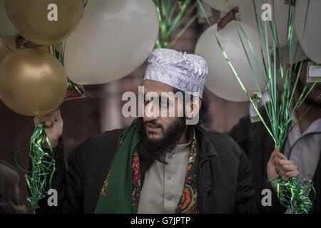 Les membres de la mosquée Easton Jamia Masjid, également connue sous le nom de mosquée Easton, prennent part à une procession religieuse célébrant l'anniversaire du prophète Mahomet, dans les rues d'Easton, Bristol. Banque D'Images