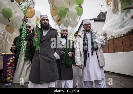 Les membres de la mosquée Easton Jamia Masjid, également connue sous le nom de mosquée Easton, prennent part à une procession religieuse célébrant l'anniversaire du prophète Mahomet, dans les rues d'Easton, Bristol. Banque D'Images