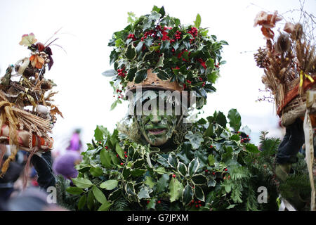 Un interprète jouant le Holly Man pendant la douzième nuit annuelle de la fête saisonnière, à Bankside à Londres. Banque D'Images