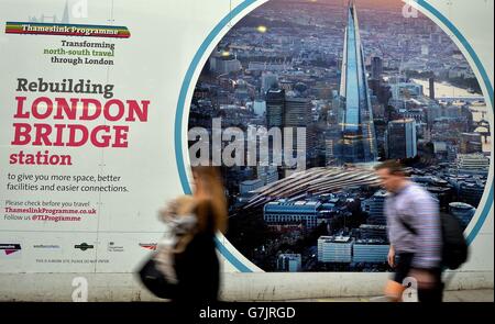 Les personnes se rendant à la gare de London Bridge à Londres sont promeussi, alors que la plus ancienne gare de la capitale est en cours de reconstruction dans le cadre du programme Thameslink de 6,5 milliards de livres sterling. Banque D'Images