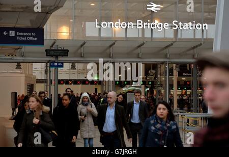 Les navetteurs de la gare London Bridge de Londres, comme la plus ancienne gare de la capitale, sont en cours de reconstruction dans le cadre du programme Thameslink de 6,5 milliards de livres sterling. Banque D'Images