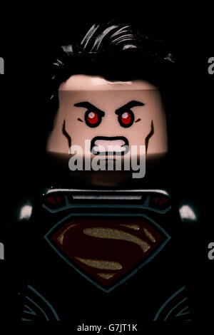 Lego Batman Superman v Macro Portrait doté d''un close up de Superman dans un état de colère. Justice League film. Banque D'Images