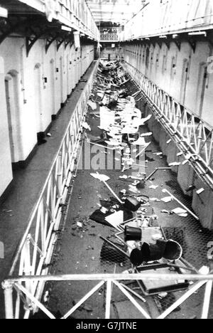 La scène sur l'un des atterrissages à la prison de Strangways à Manchester après que les prisonniers ont fait une émeute pendant le siège de 25 jours. Banque D'Images