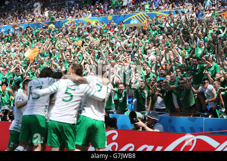 Rpublic de l'Irlande du côté joueurs célèbrent leur premier but de la partie marqué par la République d'Irlande Robbie Brady devant des partisans pendant la série de 16 match au Stade de Lyon, Lyon. Banque D'Images