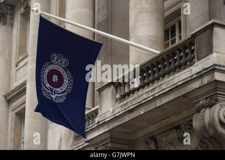 Un drapeau devant le Royal automobile Club à Pall Mall, dans le centre de Londres, où deux cents personnes ont été évacuées de l'opulent club de voiture de Londres après qu'un incendie a éclaté dans un sauna. Banque D'Images