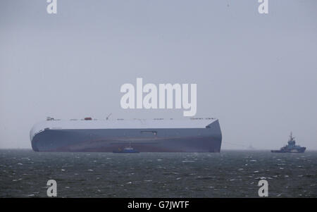 Le porte-voitures Hoegh Osaka près de Lee-on-the-Solent passe une autre journée à une position d'attente, après qu'il a été reflottant sur la marée haute après avoir été déambulé sur la Bramble Bank près de Southampton, Hampshire. Banque D'Images