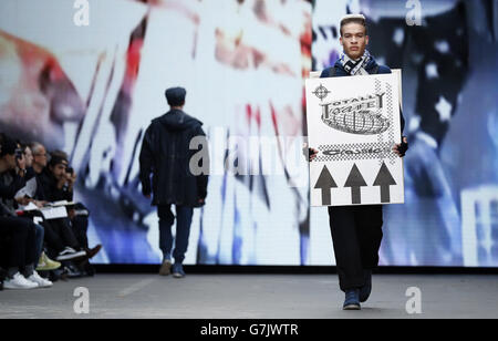 Des modèles apparaissent sur la passerelle pendant le SPECTACLE MAN automne/hiver 15, dans le cadre de l'événement London Collections: Men qui s'est tenu à l'Old Tri Office, Londres. Banque D'Images