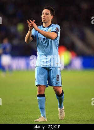 Samir Nasri de Manchester City remercie les fans de thae après 1 .0 de gagner à Leicester City pendant le match de la Barclays Premier League au King Power Stadium, Leicester. Banque D'Images