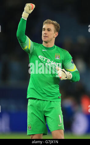 Joe Hart, de Manchester City, fête ses fans après 1.0 victoires à Leicester City, lors du match de la Barclays Premier League au King Power Stadium, Leicester. Banque D'Images