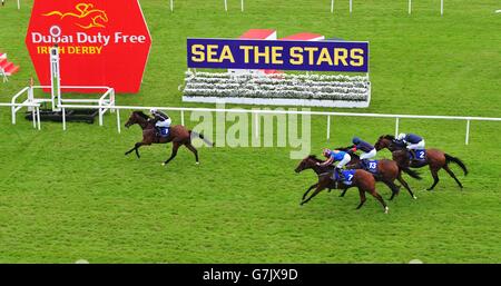 Alexis Comnène monté par Wayne Lordan (à gauche) remporte le Barronstown Stud les sélectionneurs européens Fonds au cours de la troisième journée du Dubai Duty Free Derby irlandais Festival au Curragh Hippodrome, France. Banque D'Images