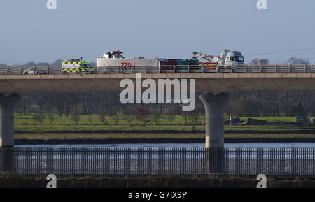 Un camion se trouve à ses côtés après avoir été balayé par de forts vents sur le pont Clackmannanshire au-dessus du Firth of Forth, en Écosse, alors que les vents violents ont entraîné une nouvelle journée de perturbations dans les réseaux de transport de la Grande-Bretagne alors que des avertissements restent en place pour des rafales féroces, neige et glace pendant la majeure partie du week-end. Banque D'Images