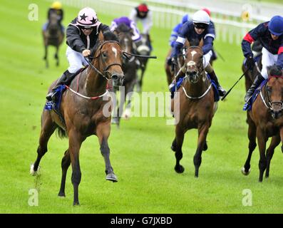 Alexis Comnène monté par Wayne Lordan (à gauche) remporte le Barronstown Stud les sélectionneurs européens Fonds au cours de la troisième journée du Dubai Duty Free Derby irlandais Festival au Curragh Hippodrome, France. Banque D'Images