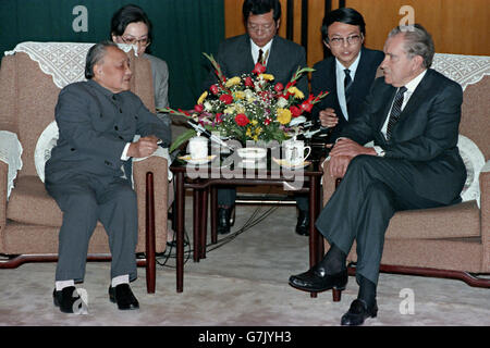 L'ancien Président des États-Unis, Richard M. Nixon rencontre le chef suprême chinois Deng Xiaoping dans le Grand Hall du Peuple, le 31 octobre 1989 à Beijing, Chine. La plus jeune fille de Deng Xiaoping Deng Rong, se place derrière le leader mondial qui en tant que traducteur. Banque D'Images