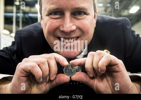 Le grand petit-fils de Sir Winston Churchill, Randolph, détient une pièce commémorative Acirc;&Pound;20 de l'ancien Premier ministre à l'intérieur de la monnaie royale de Llantrisant, au pays de Galles, où la pièce est frappée pour commémorer 50 ans après la mort de Churchill en 1965. Banque D'Images