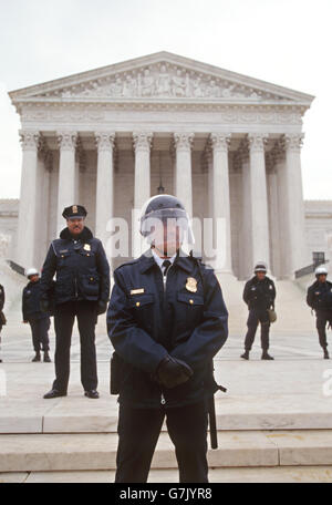 Le port de casques anti-émeute de la police montent la garde devant le bâtiment de la Cour suprême à l'anniversaire de la décision d'avortement savent que Roe contre Wade, 22 janvier 1997 à Washington, DC. Banque D'Images