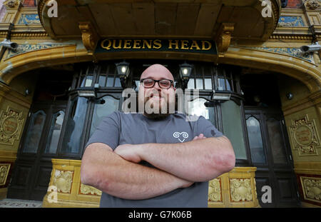 Jim Barber, directeur de la maison publique de Queens Head à Ramsgate, Kent, qui fait partie de la circonscription de Thanet South, suite à l'annonce par le comédien Al Murray de son intention de se tenir contre Nigel Farage de UKIP pour le siège aux élections générales plus tard cette année. Banque D'Images