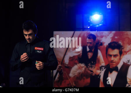 Ronnie O'Sullivan revient dans l'arène après une pause dans son match contre Marco Fu pendant le cinquième jour des 2015 maîtres Dafabet au Palais Alexandra, Londres. Banque D'Images