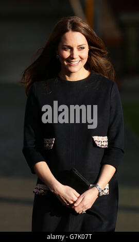 La duchesse de Cambridge arrive à la Barlby Primary School, à Ladbroke Grove, à Londres, où elle va officiellement nommer une nouvelle salle d'art scolaire dédiée à fournir une thérapie créative aux jeunes. Banque D'Images