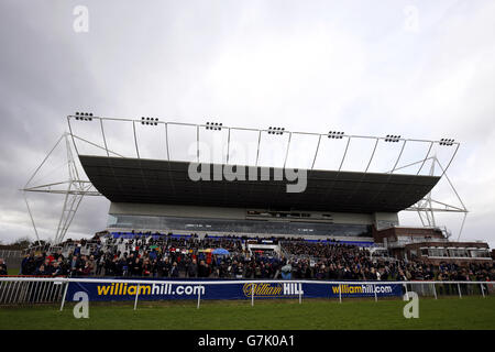 Courses hippiques - William Hill Lanzarote Hhurdle Day - Hippodrome de Kempton Park.La marque William Hill et les pilotes dans la tribune de l'hippodrome de Kempton Park Banque D'Images